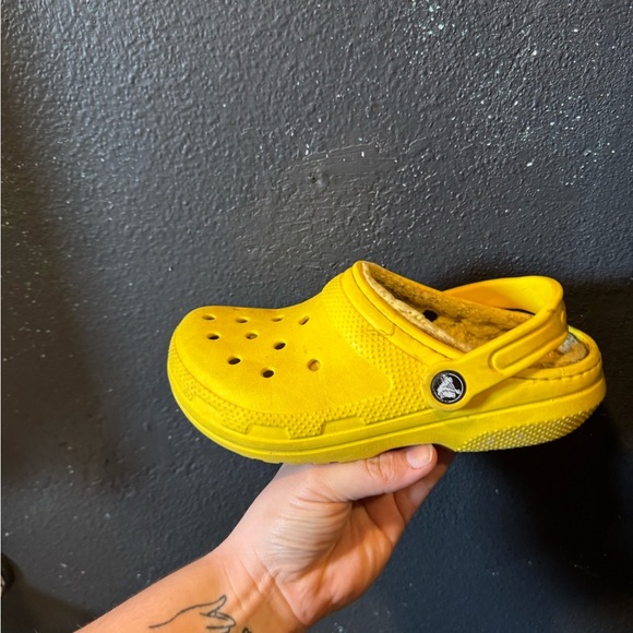 Crocs Yellow Casual Clogs with Fuzzy Liner Size 2 - Picture 8 of 10
